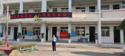 常山市監(jiān)8090宣講團(tuán)進(jìn)校講好食品安全第一課